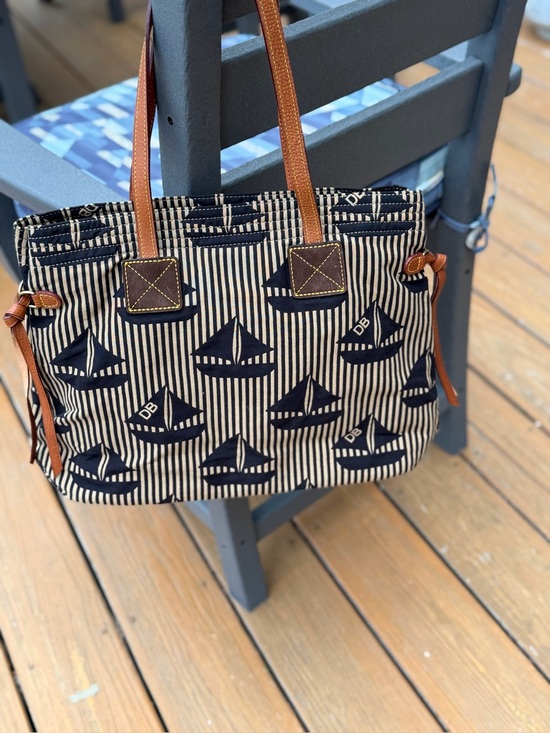 Dooney & Bourke Handbags - ⛵️Donney & Bourke Vintage Sailboat Tote⛵️